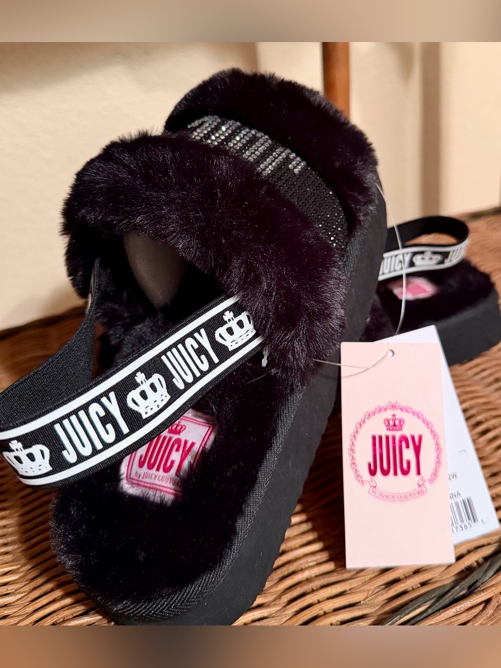 Juicy Couture Slippers ~ Size 6 Women~
NWTS!